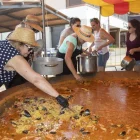 Voluntaris preparant les racions de paella per entregar. - LAIA PEDRÓS