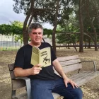 L’escriptor Ramon Usall amb la traducció de la seua obra.