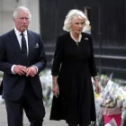 Carles III d’Anglaterra camina amb la seua esposa la reina Camil·la. - EFE