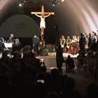 Representació de la crucifixió de Crist durant el concert. - X. SANTESMASSES