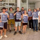 Membres del Sindicat d’Habitatge amb Joanna i Cristina. - E.MONTAÑÉS