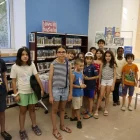 Una quinzena de nens, ahir a la Biblioteca Pública de Lleida en la cita informativa del ‘Llegir té premi’. - AMADO FORROLLA