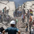 Voluntaris realitzen tasques de recerca a la runa d’un edifici a La Guaira. - EFE/ RONALD PEÑA R
