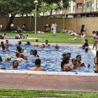 Les altes temperatures van provocar una elevada afluència a les piscines aquest diumenge. - INGRID SEGURA