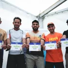 Alguns dels participants en la prova aranesa posen amb els dorsals que van recollir ahir mateix. - HOKA VAL D’ARAN BY UTMB