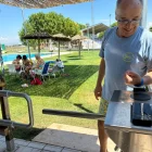 Un usuari accedeix a les piscines d’Ivars d’Urgell amb el nou braçalet de control automàtic. - J.GÓMEZ
