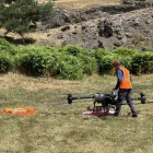 Imatge del dron que transporta material a zones d’alta muntanya. - MARTA LLUVICH/ACN