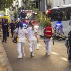 Desenes de sanitaris van acudir al lloc per atendre els ferits. - JORDI ECHEVARRIA