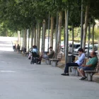 Diverses persones assegudes en bancs del carrer Jaume II de Lleida. - ACN