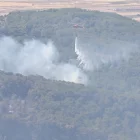 Un helicòpter treballa per extingir un incendi a Leciñena. - RAMÓN COMET / EUROPA PRESS