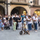 Minut de silenci ahir a Agramunt en record de les víctimes de l’incendi. - LAIA PEDRÓS