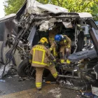 Estat en el qual va quedar l’autocar després d’impactar contra la façana de la Diputació. - JORDI ECHEVARRIA