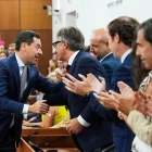 Moreno saluda el portaveu de Vox després de ser investit. - EUROPA PRESS
