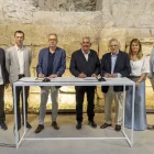 Firma ahir a les Adoberies del Palau de la Diputació de l’acord entre la Fundació ICG i l’orquestra. - JORDI ECHEVARRIA