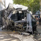 Estat en el qual va quedar l’autocar després del xoc. - JORDI ECHEVARRIA