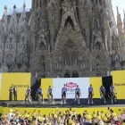 La presentació dels corredors va acabar davant de la basílica de la Sagrada Família. - EFE