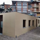 La biblioteca quedarà ubicada a sobre de la planta baixa de la imatge, que acull el menjador escolar. - C. SANS
