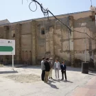 L’alcalde, Fèlix Larrosa, i membres del Grup Rubau al solar de Cavallers on es farà l’edifici. - AMADO FORROLLA
