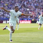 Mbappé, que va fallar un penal, celebra el seu gol. - EUROPA PRESS