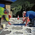 Dus operaris placen un mòtle tà aplicar era pintura. - AJUNTAMENT DE VILAMÒS