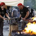 Dos dels forjadors ahir a l’espai de la Forja en Viu. - EDGAR ALDANA