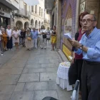 El poeta Jordi Pàmias, ahir a l’inici de l’itinerari poètic sobre la seua obra a Guissona. - X. SANTESMASSES