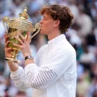L’italià Jannik Sinner besa el trofeu de Wimbledon per segon any consecutiu. - EUROPA PRESS