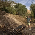 Xavier Vallmanya mostra que les flames van arribar a pocs metres de les cases. - MOSSOS D’ESQUADRA