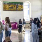 Imatge d’arxiu de passatgers esperant els trens amb retard. - JORDI ECHEVARRIA