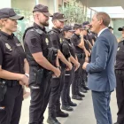 Crespín i la comissària Callejero, ahir amb els nous agents. - SUBDELEGACIÓ