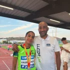 Marwa, amb la medalla al costat del seu entrenador i pare.