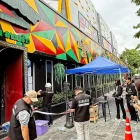 Investigadors criminals davant del bar Rong Beer Na Ladprao després de l’incendi. - EFE