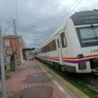 Un tren parat a l’andana principal de l’estació de Binèfar.