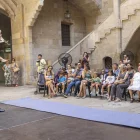 La narradora Patrícia McGill va contar contes al públic familiar al pati de l’IEI. - JORDI ECHEVARRIA