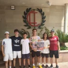 Jugadors amb el cartell de presentació del torneig.