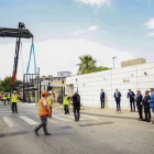 Pedro Sánchez observa com les grues acaben amb el reixat a Gibraltar. - EFE
