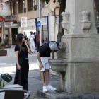 Un jove bevent aigua ahir a la tarda en una font de Lleida. - AMADO FORROLLA