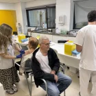 Infermers vacunen contra la grip i la covid en un CAP. - SEGRE