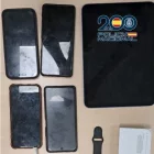 Mòbils, tauleta i rellotge confiscat a l’investigat. - POLICIA NACIONAL