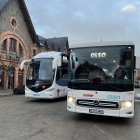 Un autocar que fa la línia entre Llívia i la Seu d'Urgell davant l'estació de Puigcerdà