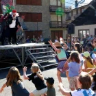 L’animació de Xip Xap i la xocolatada popular van obrir ahir el segon dia de l’Esbaiola’t. - ORIOL RIART