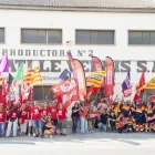 Els treballadors es van concentrar a la porta de l’empresa i van arribar a tallar la carretera. - IOLANDA SEBÉ