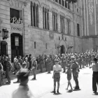 Imatge de la formació militar davant de la Paeria el matí en què Rafael Sanz Gracia va declarar l’estat de guerra. - RAMON RIUS/IEI