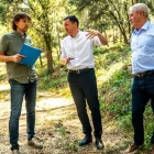 El conseller d’Agricultura, Òscar Ordeig, al centre, en una visita a una finca forestal de Cardona. - DEPARTAMENT D’AGRICULTURA