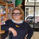 Sra. García és molt més que una papereria, organitzant tallers diversos i col·laborant amb projectes solidaris.