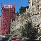 Bastides i una lona cobreixen la torre.