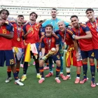 Una copa amb sabor blaugrana. Els vuit jugadors del Barça campions del món, Lamine, Pedri, Ferran, Gavi, Joan Garcia, Olmo, Eric i Cubarsí, van posar al final del partit amb el trofeu. - EFE