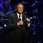 Julio Iglesias reclama 50.000 € a Yolanda Díaz per intromissió a l’honor - EUROPA PRESS