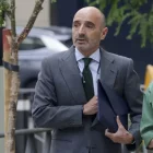 Julio Martínez Martínez, acompanyat per la seua advocada, a l’arribar a l’Audiència per declarar. - EFE/J.J. GUILLÉN