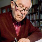 Josep Vallverdú escribiendo en su despacho.
